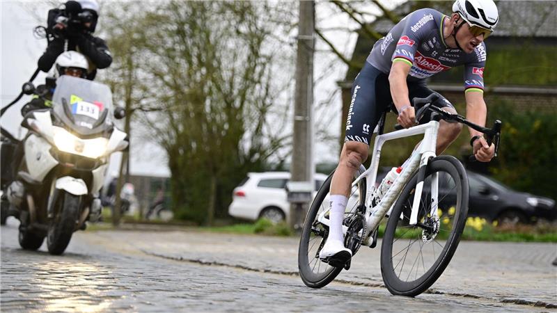 „Versuchter Totschlag“: Roubaix-Flaschenwerfer stellt sich Mathieu van der Poel gewann am Sonntag Paris-Roubaix.