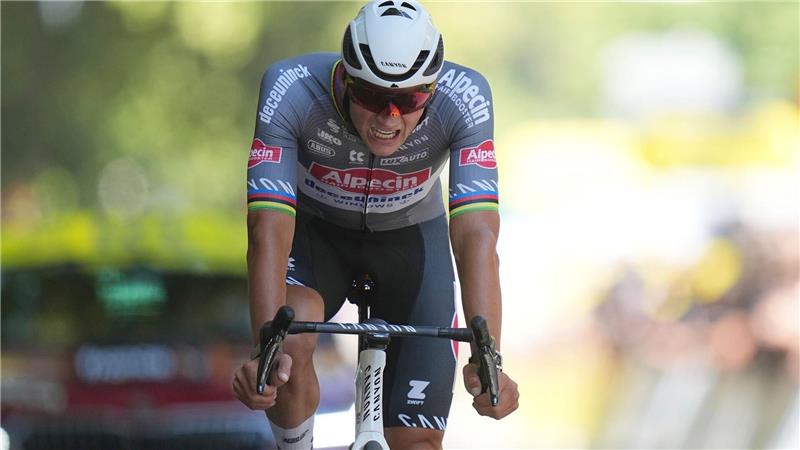„Respekt“: Pogacar stürzt und bedankt sich bei Konkurrenten Mathieu van der Poel hat seinen zweiten Etappensieg bei der 112. Tour de France knapp verpasst.