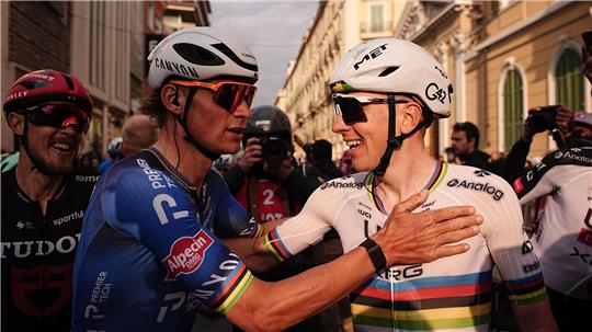 Mathieu van der Poel und Tadej Pogacar: Wer gratuliert am Sonntag wem? (Archivbild)