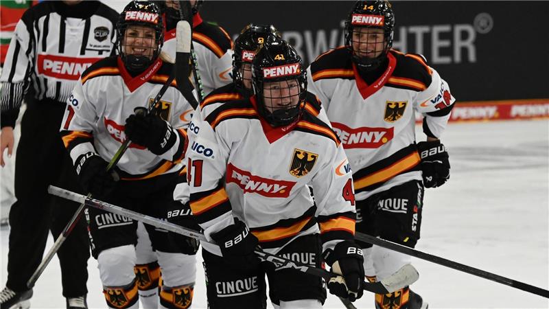 Mathilda Heine ist mit 16 Jahren die jüngste deutsche Eishockeyspielerin bei Olympia. (Archivbild)