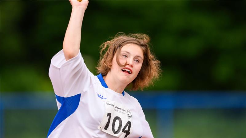 Mathilda aus Gifhorn wirft den Ball bei den Special Olympics Landesspielen Niedersachsen in Hannover. 