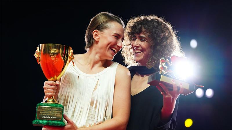 Mathilde Arcel (l), Gewinnerin der Coppa Volpi als beste Darstellerin für den Film „Woman Unknown“, sowie Regisseurin May el-Toukhy, Gewinnerin des Goldenen Löwen für den besten Film für „Woman Unknown“, posieren beim Fototermin im Rahmen der Abschlusszeremonie der 83. Ausgabe der Filmfestspiele von Venedig für die Fotografen.