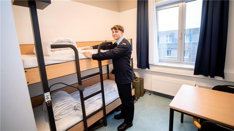 Eintauchen in die Truppe - Marine-Rekruten treten Dienst an Matrose Marco fällt das frühe Aufstehen schwer, die Grundausbildung in Wilhelmshaven gefällt ihm aber grundsätzlich gut.