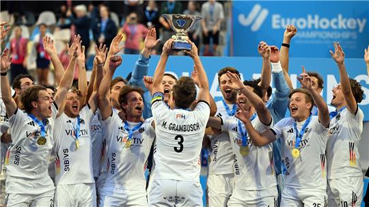 Mats Grambusch mit seinem letzten Pokal.