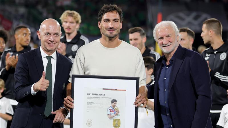 Später Doppelschlag erlöst Nagelsmann gegen Nordirland Mats Hummels (m) wurde vor dem Anpfiff geehrt