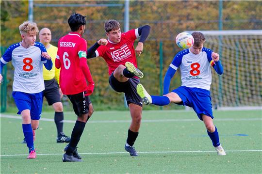 Mats Raake (M.) und die JSG Seesen bleiben nach dem 4:1 gegen die JSG Aue/Leine/Harzhorn an der Tabellenspitze. Foto: Drechsler