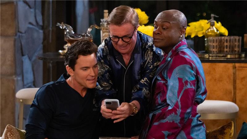 Matt Bomer, Nathan Lane und Nathan Lee Graham in einer Szene aus „Mid-Century Modern“. Seit Karfreitag ist die Sitcom mit zehn Episoden (jeweils um die 20 bis 25 Minuten Länge) beim Streamingdienst Disney+ abrufbar.
