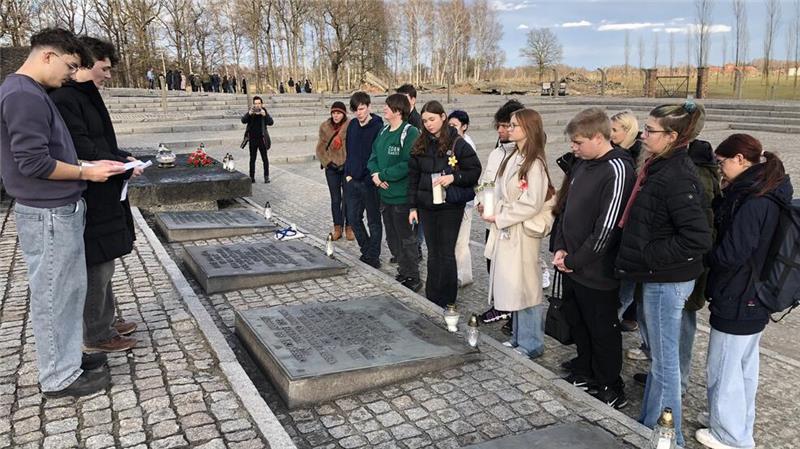 Schüler der Adolf-Grimme-Gesamtschule fahren nach Auschwitz Matteo Kaletta (v. l.) und Kilian Habath sprechen am Mahnmal in Auschwitz-Birkenau und erinnern an die dort ermordeten Goslarer.