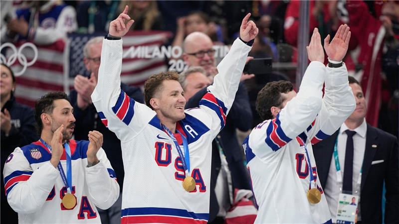 Matthew Tkachuk (Mitte) vom Team USA bejubelt mit seinen Mitspielern die Goldmedaille bei den Olympischen Winterspielen 2026.