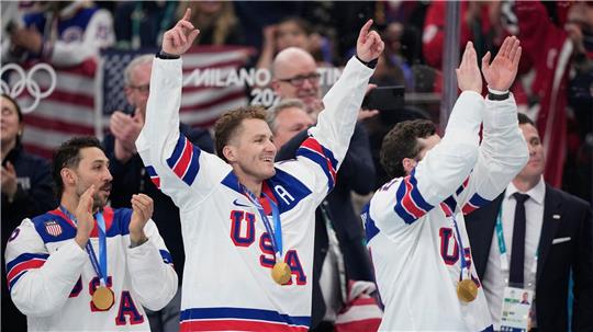 Matthew Tkachuk (Mitte) vom Team USA bejubelt mit seinen Mitspielern die Goldmedaille bei den Olympischen Winterspielen 2026.