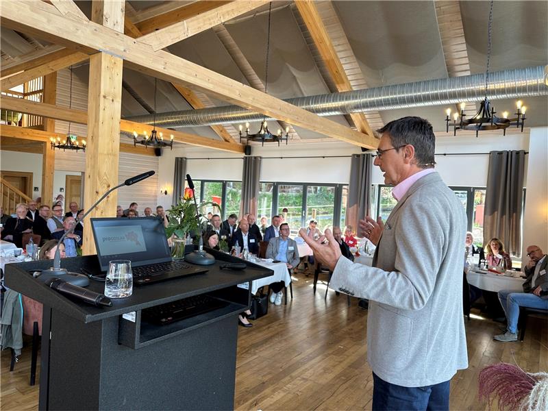 Bad Harzburg: Die Region stellt sich auf die Zukunft ein Matthias Autenrieth, Geschäftsführer der Firma Fest aus Oker, hält einen Vortrag beim Unternehmerfrühstück von Pro Goslar, bei dem er auch über das Vorhaben seines Unternehmens in Harlingerode und im Gewerbegebiet Baßgeige in Goslar spricht. Fotos: Eggers