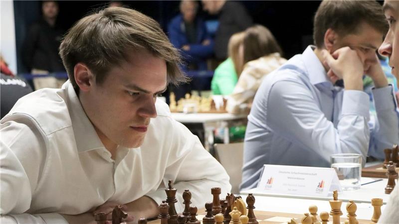 „Sternstunde“: Deutscher hat Chance auf WM-Krone im Schach Matthias Blübaum hat sich überraschend für das Turnier der möglichen WM-Herausforderer qualifiziert.