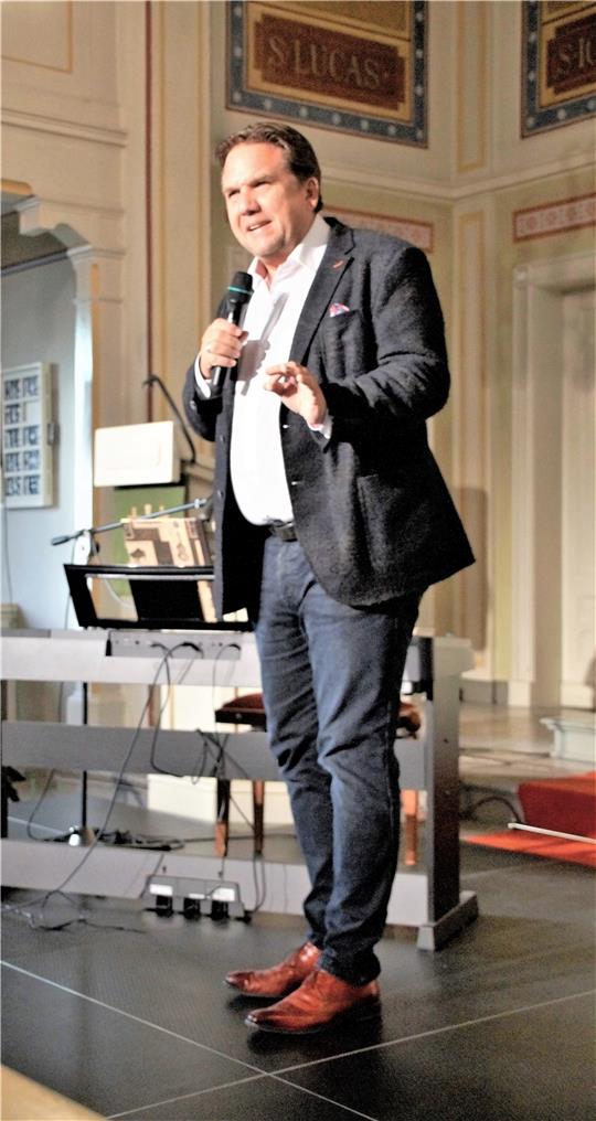 Matthias Brodowy zieht bei seinem Auftritt in der St. Thomaskirche in Wolfshagen alle Register und muss am Ende auch Zugaben geben.  Foto: Dürich
