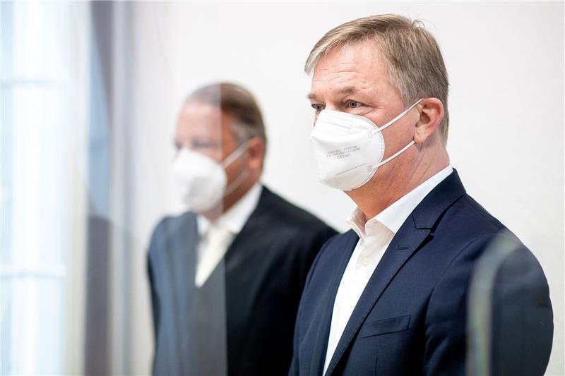 Matthias Brückmann (r), früherer Vorstandsvorsitzender des Energieversorgers EWE.