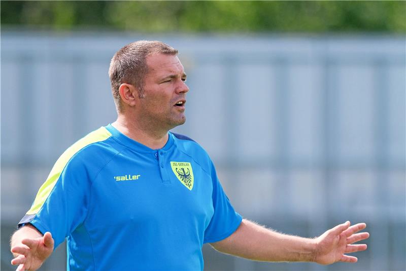 Goslarer A-Junioren schlagen sich wieder selbst Matthias Gollmer, Trainer der A-Junioren der JSG Goslar, beklagt bei der 0:2-Niederlage in Gifhorn erneut individuelle Fehler seiner Mannschaft. Foto: Drechsler