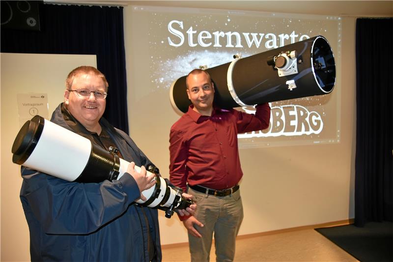Matthias Gruhn-Creutzburg (li.) nutzt einen Refraktor. Hendrik Millner blickt beim Teleskoptreffen durch ein Newton-Teleskop auf Sterne und Galaxien. Foto: Berg