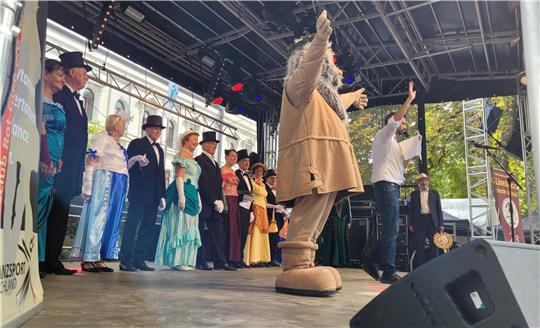 Matthias Habenicht (2.v.r.) wird das Lichterfest-Programm auf der Hauptbühne im Badepark wieder moderieren.