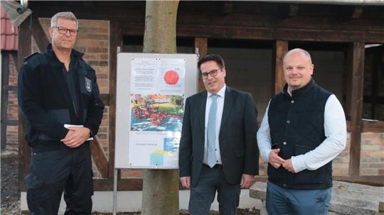 Matthias Hartlich (Ortsbrandmeister), Martin Albinus (Stiftung Zukunftsfonds Asse) und Ortsbürgermeister Tobias Schliephake freuen sich gemeinsam über das gelungene Projekt.