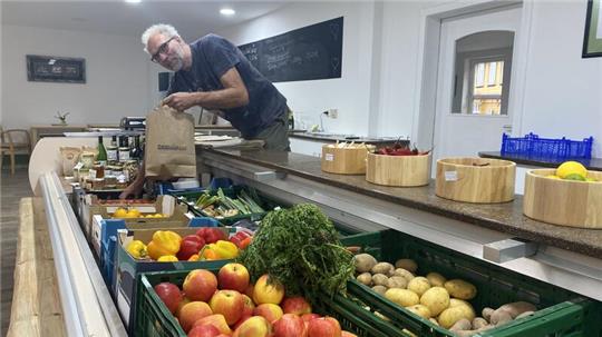 Matthias Herrmann verkauft in der ehemaligen Fleischerei Lambertz in St. Andreasberg jetzt Bio-Gemüse und regionale Lebensmittel.