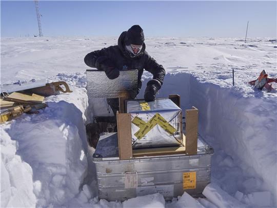 Matthias Jaggi baut die Metamorphosebox mit dem Schneeblock fertig.