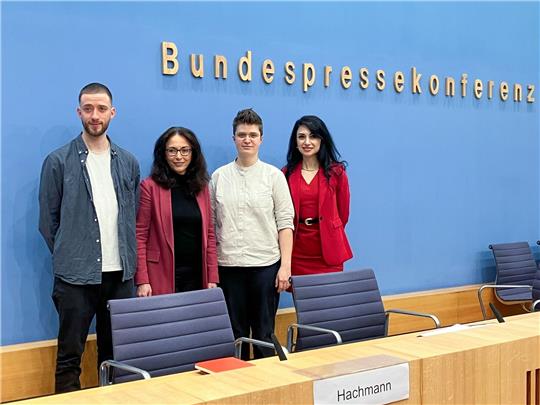 Matthias Keussen (l-r), Vertreter für Deutsche Sportjugend im Deutschen Olympischen Sportbund, Yasmin Fahimi, Vorsitzende des Deutschen Gewerkschaftsbunds, Anna-Nicole Heinrich, Präsidentin der Synode der Evangelischen Kirche in Deutschland, und Eter Hachmann, Vorsitzende Dachverband der Migrant*innen in Ostdeutschland, haben einen Plan.