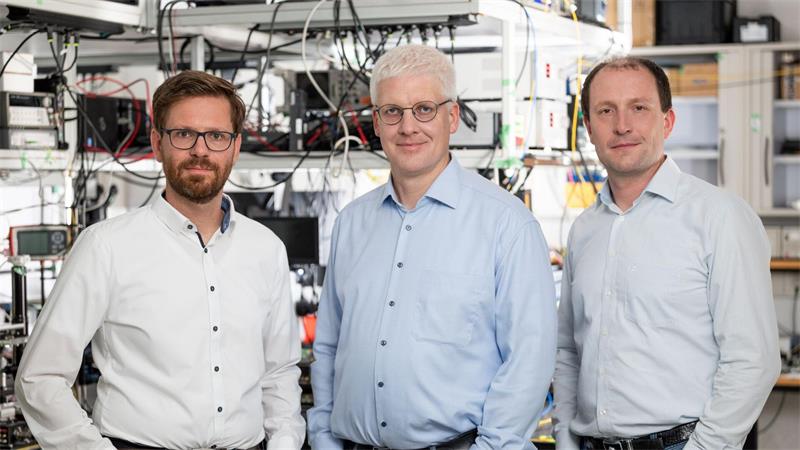 Zukunftspreis: Energiespeicher, Chip und Intensiv-Therapie Matthias Lauermann (links), Philipp Dietrich (Mitte) und Christian Koos (rechts) forschen an photonischen Wirebonds - extrem feine, mikroskopisch kleine Drähte. (Handout)