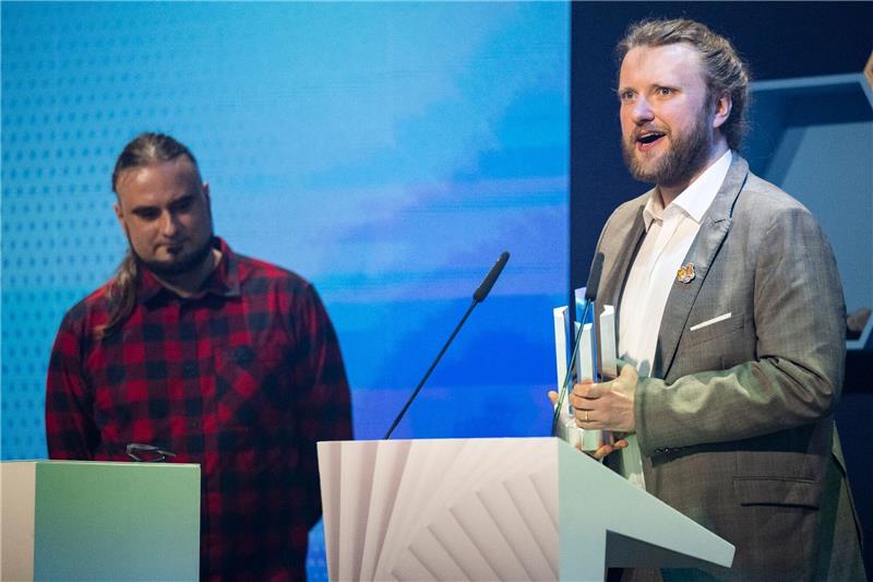 Deutscher Computerspielpreis für „Chained Echoes” Matthias Linda nimmt den Preis in der Kategorie Bestes Deutsches Spiel an bei der Vergabe entgegen.