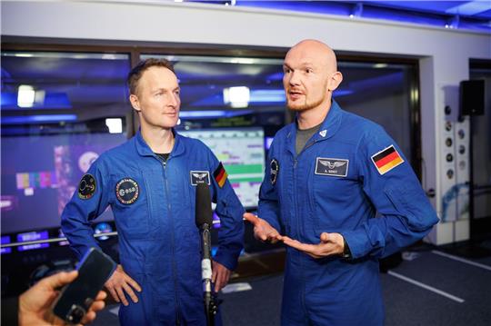 Matthias Maurer (l) und Alexander Gerst, beide Astronauten, geben beim bayerischen Raumfahrtgipfel im Deutschen Zentrum für Luft- und Raumfahrt in Weßling ein Interview.