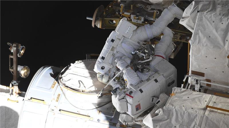 Matthias Maurer (oben), deutscher ESA-Astronaut, und Raja Chari, US-amerikanischer NASA-Astronaut, arbeiteten 2022 während eines Außeneinsatzes an der Raumstation ISS.  (Symbolbild)