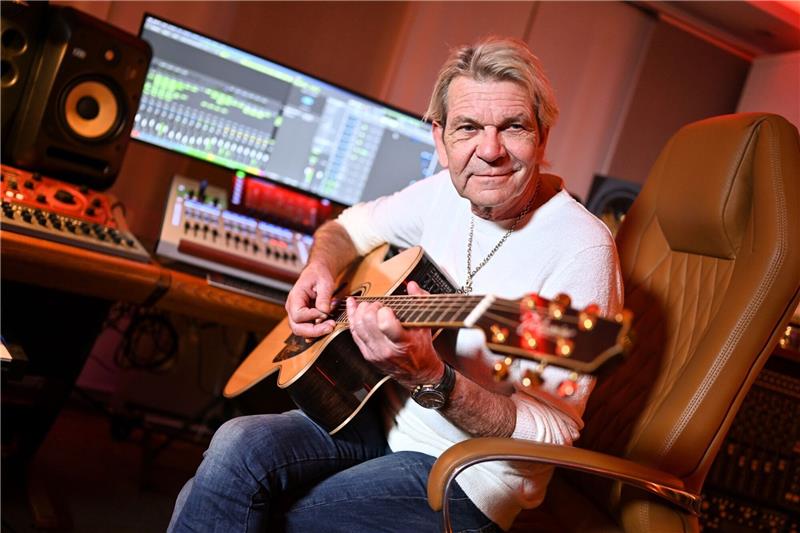 Matthias Reim probt in seinem Musikstudio. Jetzt wird er 65.