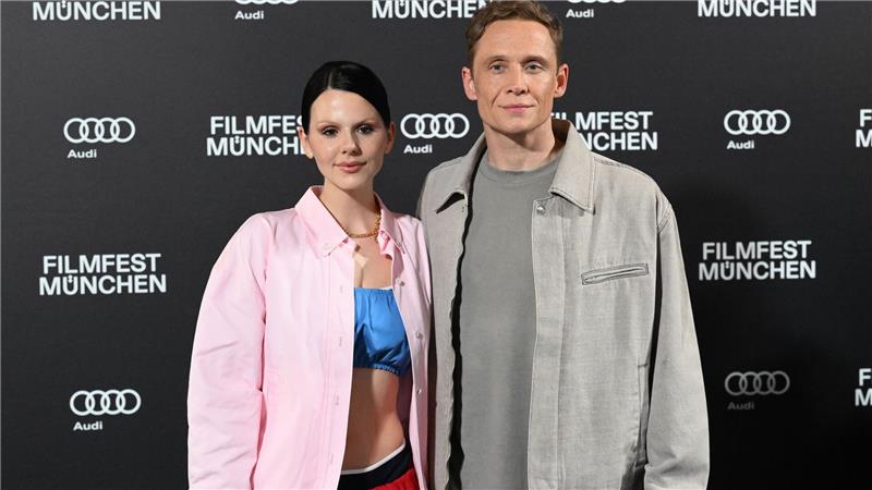 Matthias Schweighöfer und Ruby O. Fee im Kampf gegen eine mysteriöse Mauer