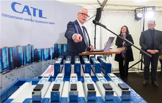 Matthias Zentgraf (l), CATL-Europapräsident, bei einer Eröffnungsveranstaltung des chinesischen Batterieherstellers CATL.
