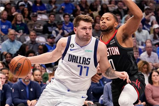 Mavericks-Guard Luka Doncic (77) in Aktion gegen Rockets-Guard Eric Gordon (10).