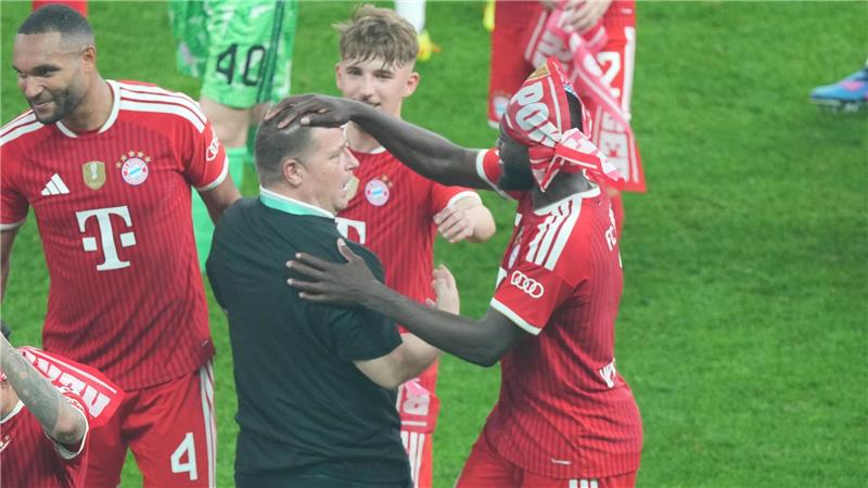 Eberl antwortet Hoeneß: Mache weiter, „wenn man das möchte“ Max Eberl (M) feiert mit den Bayern-Spielern nach dem Münchner Finalsieg auf dem Platz.