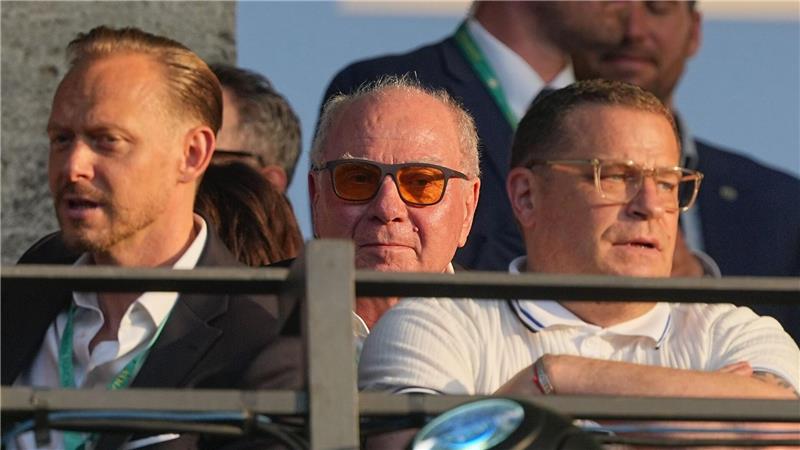 Max Eberl (r) verfolgt das Pokalfinale auf der Tribüne. Links hinter ihm Ehrenpräsident Uli Hoeneß. 
