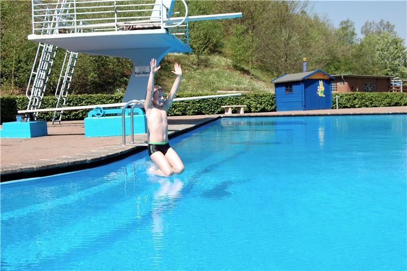 Max Emil Wöstefeld kann es kaum erwarteten und hat schon einige Zeit vor der offiziellen Eröffnung das kurz zuvor eingelassene Wasser getestet.  Fotos: Heinichen
