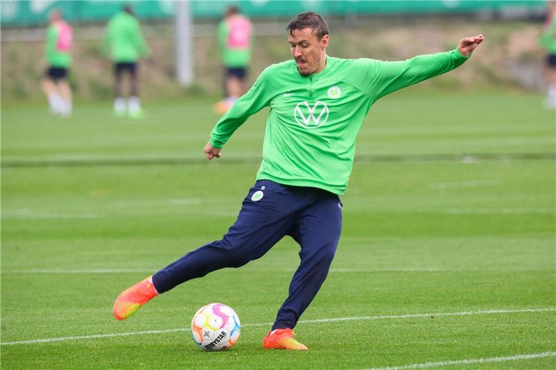 Kruse will Fokus auf Fußball lenken - „Keine einfache Zeit” Max Kruse, Spieler des Fußball-Bundesligisten VfL Wolfsburg, schießt beim Training.