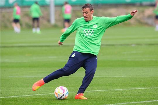 Max Kruse, Spieler des Fußball-Bundesligisten VfL Wolfsburg, schießt beim Training.