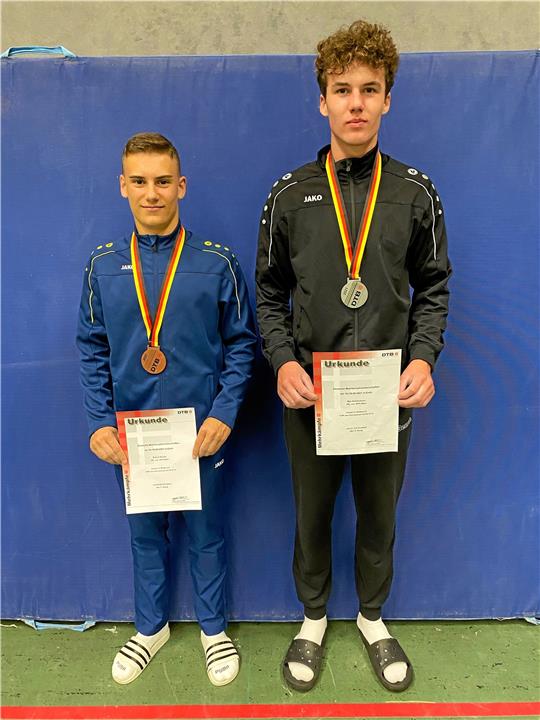 Max Küstermann (re.) und Robert Knoke bringen Silber und Bronze von den deutschen Meisterschaften im Jahn-6-Kampf mit. Foto: Privat