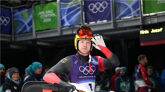 Max Langenhan liegt zur Halbzeit der Rodelrennen af Goldkurs - und das trotz einem steifen Hals.
