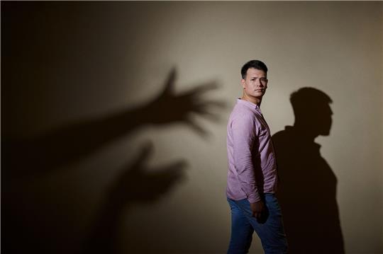 Max Leon wird als Siebenjähriger mehrfach von seinem Kindertherapeuten missbraucht. Als 26-Jähriger spricht zum ersten Mal darüber - in der Reportage «37 Grad Leben - Glaubt mir! Missbrauch in der Therapie».