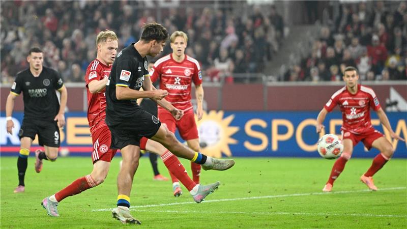 Auch unter Neu-Trainer Anfang: Fortuna-Krise geht weiter Max Marie trifft aus spitzem Winkel zum 2:0 für Braunschweig.