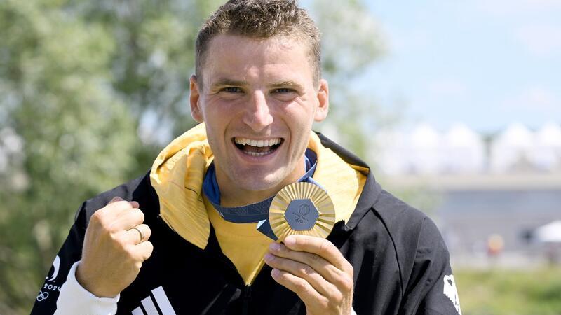 Lindemann und Rendschmidt tragen Fahne bei Schlussfeier Max Rendschmidt trägt bei der Schlussfeier der Olympischen Spiele gemeinsam mit Laura Lindemann die deutsche Fahne.