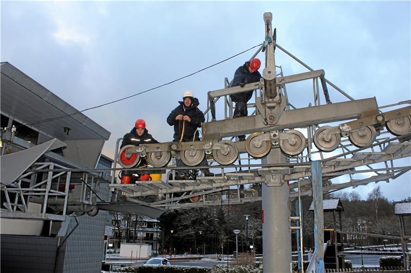 Max Rieche, Bernd Nette und Amer Kajevic kümmern sich auf Stütze 1 um die Rollen und Wippen.  Fotos: Seltmann