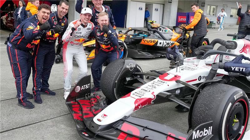 Max Verstappen (3.v.l) ist in Suzuka eine Klasse für sich.
