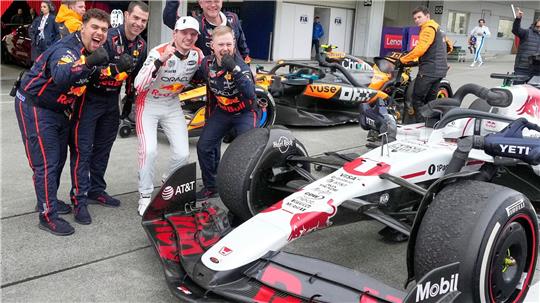 Max Verstappen (3.v.l) ist in Suzuka eine Klasse für sich.
