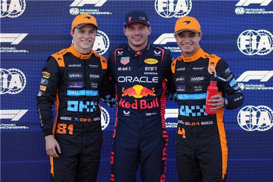 Max Verstappen (M) gewann das Qualifying vor den McLaren-Piloten Oscar Piastri (l) und Lando Norris.
