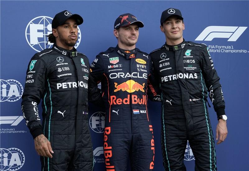 Darauf muss man achten beim Großen Preis von Mexiko Max Verstappen (M) hat für das Mexiko-Rennen die Pole geholt. Dahinter gehen George Russell (r) und Lewis Hamilton ins Rennen.