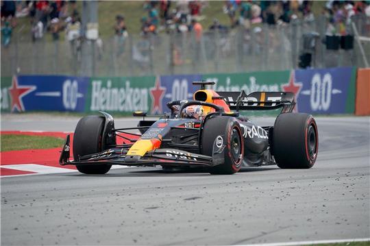 Max Verstappen aus den Niederlanden hat im letzten Training in Barcelona Bestzeit aufgestellt.