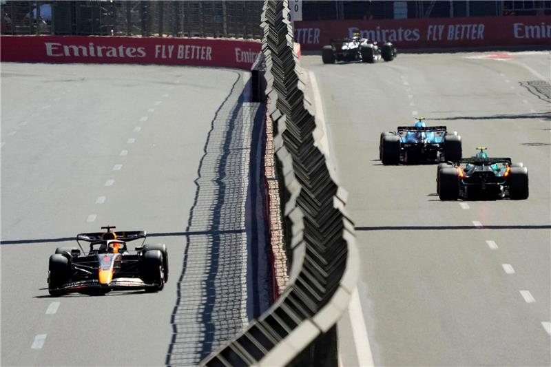 Das muss man zum Großen Preis von Aserbaidschan wissen Max Verstappen aus den Niederlanden vom Team Red Bull Racing (l) im Vorjahr in Aktion.